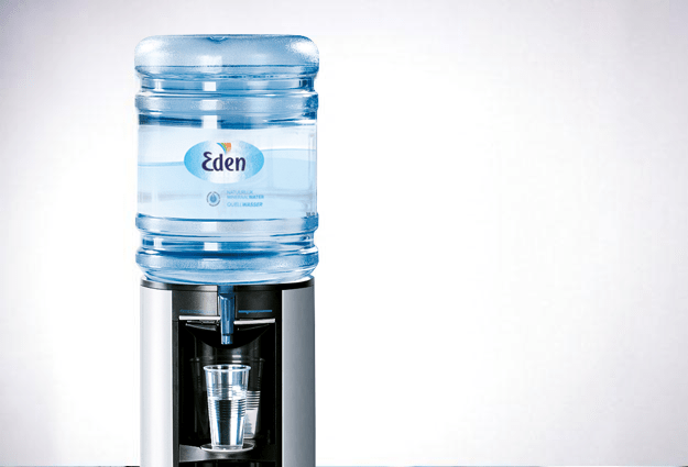 Wasserspender mit Gallonen